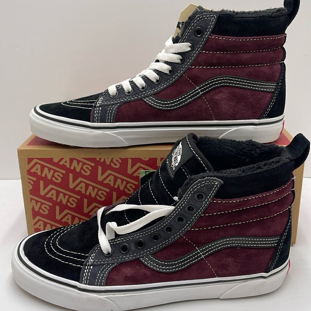 Vans Women’s Sk8-Hi Mte
(Mte) Port Royale/Black
VN0A4BV7XKZ
Boots Sneakers